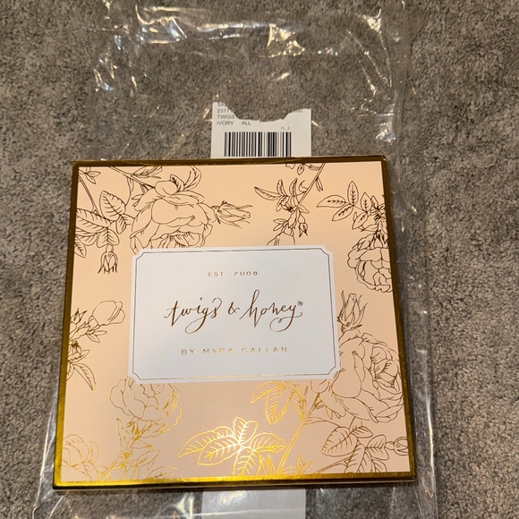 Brand new never wore Twigs& honey silk flower bridal crown main image 2